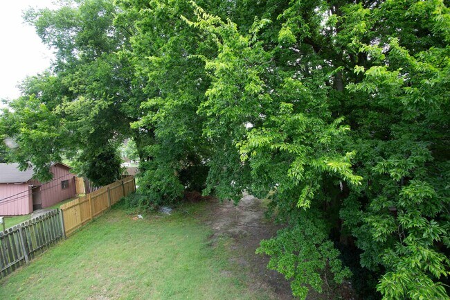 Building Photo - 1704 S Park St