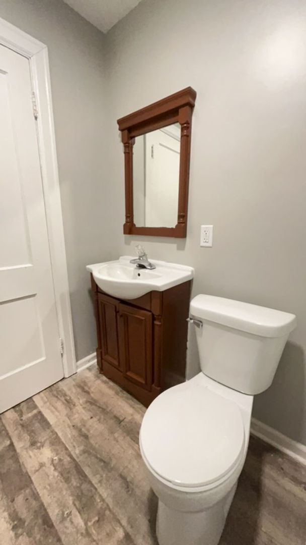 Building Photo - 2302 S Hackley: Completely Renovated 2 Bedroom, 1 Bath Home! Available Now! Washer & Dryer Hookups!