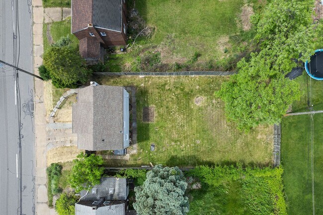 Building Photo - Charming 2 bedroom home in Versailles available August 1!