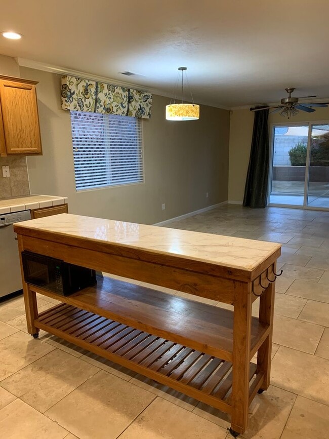 Building Photo - 3 Bedroom 2 Bath Home