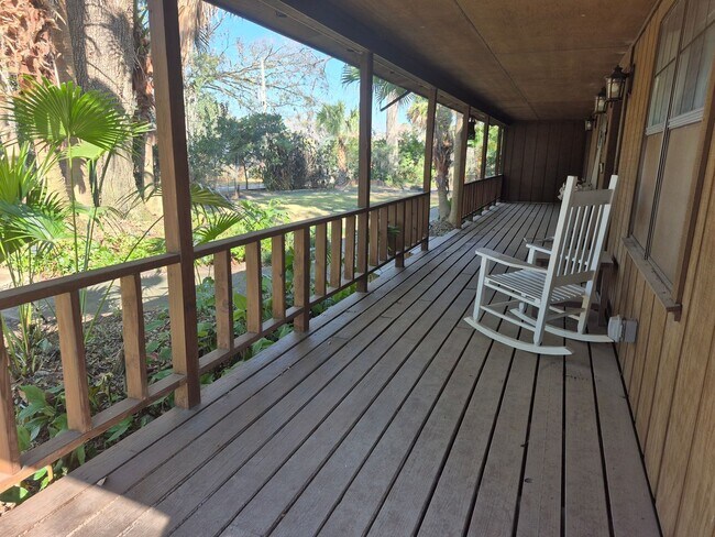 Building Photo - Cabin living in the suburbs
