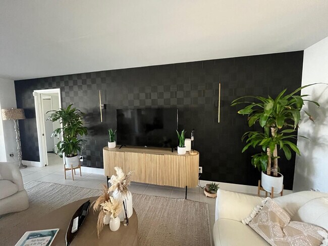 Building Photo - 556 SE 15th Ave