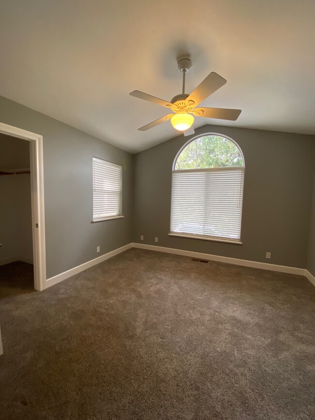 Building Photo - 12609 Oak Cir