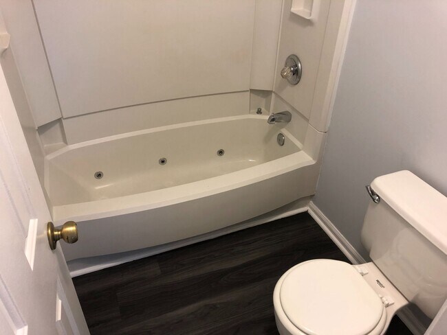 Building Photo - Welcome to the 2 Bed 2 Bath Bottom Floor C...