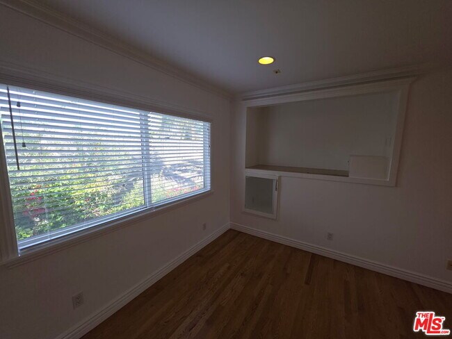 Building Photo - 670 Broadway St