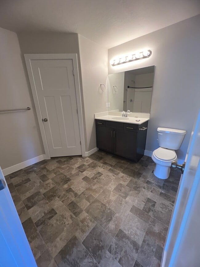 Building Photo - Cute and Spacious! Available Now!