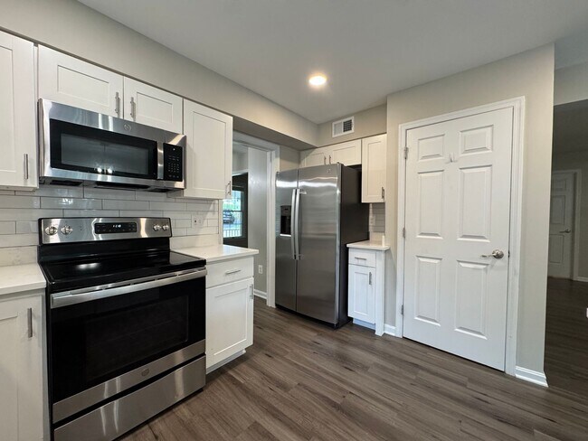 Building Photo - Stunning 4 Bed 3.5 Bath Home With Deck And...