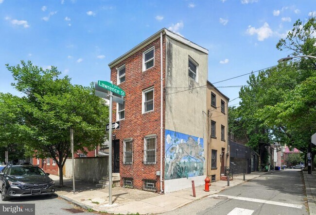 Building Photo - 427 Queen St