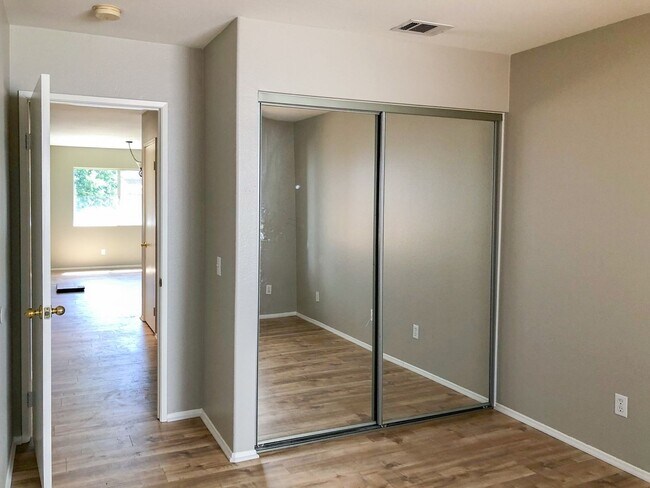 Building Photo - 3 Bedroom Home in the Desirable Paloma Del...