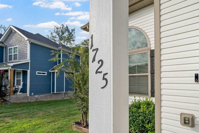 Building Photo - 1725 Rains Rd