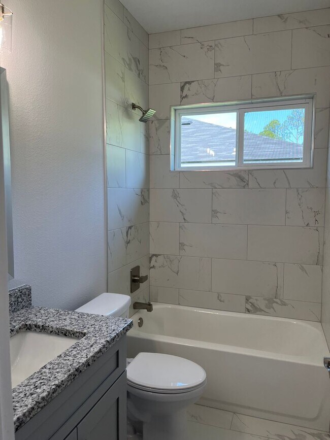 Building Photo - Newer 3bdr/2ba in the heart of Palm Coast!