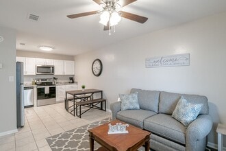 Building Photo - Centrally Located 1 Bed/1 Bath Coastal Condo