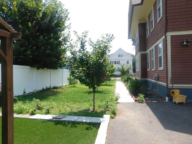 Building Photo - 227 Edna Ave