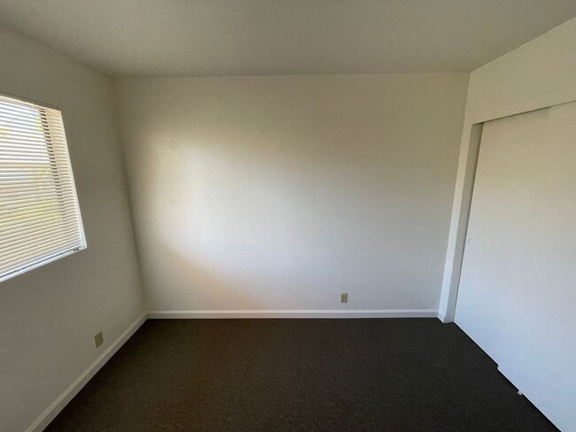 Building Photo - La Tierra Garden Apartments (2 Bed 1 Bath)