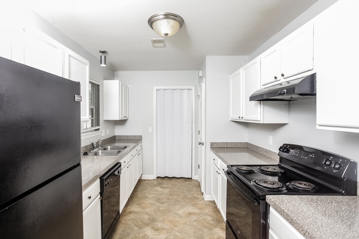 Building Photo - 612 Summerhill Dr