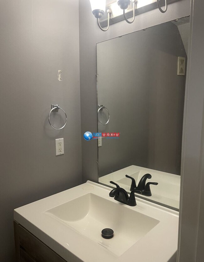 Building Photo - Spacious 4 bedrooms split-level house in Lithonia