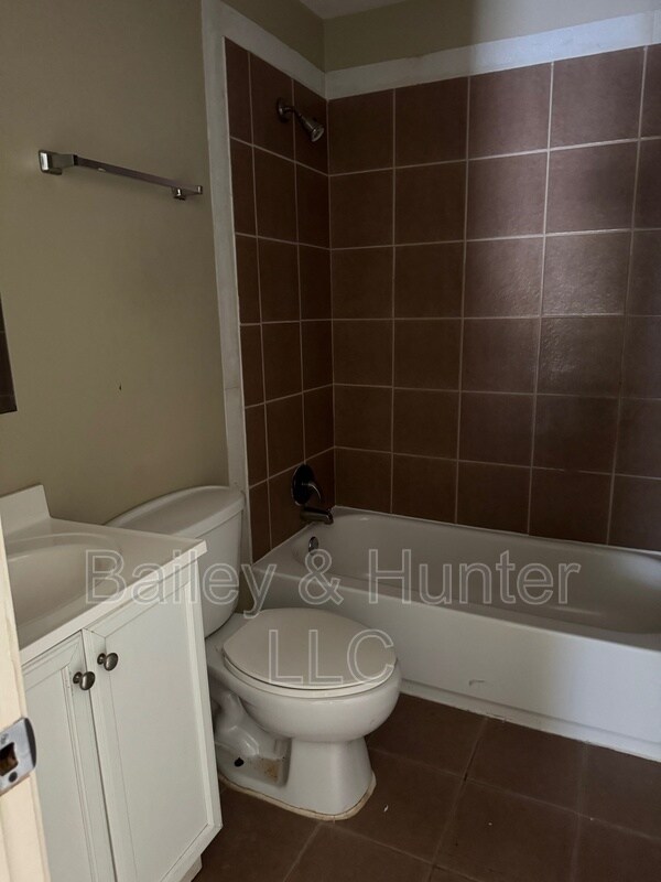 Building Photo - 218 Crumley St SW