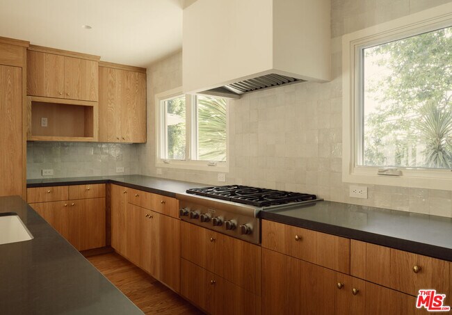 Building Photo - 914 Bienveneda Ave