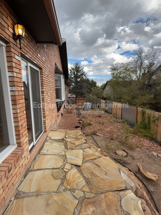 Building Photo - 2737 Sierra Vista Dr