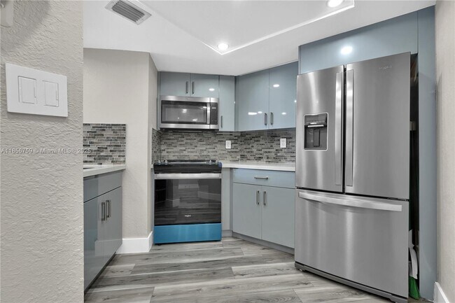 Building Photo - 5880 Collins Ave
