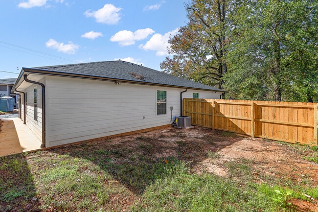 Building Photo - 216 W Starr Ave