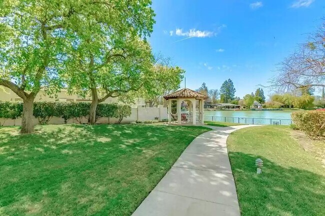 Building Photo - 861 Lake Terrace Cir