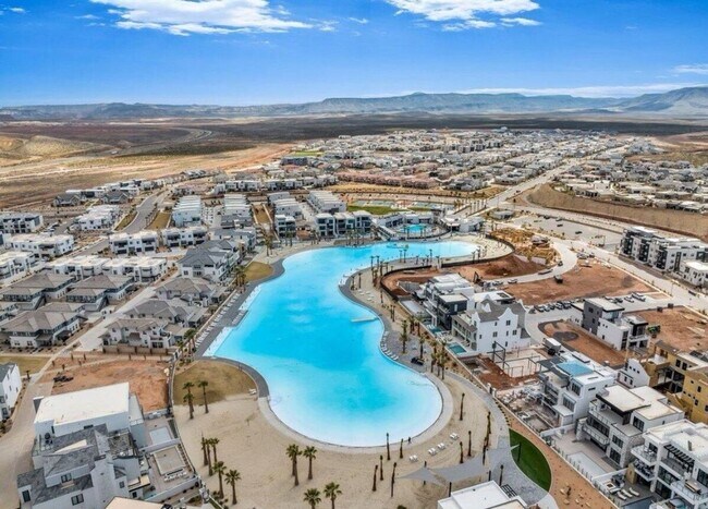 Building Photo - 3 Bedroom Condo in Desert Color with Flexible 6-12 Month Lease