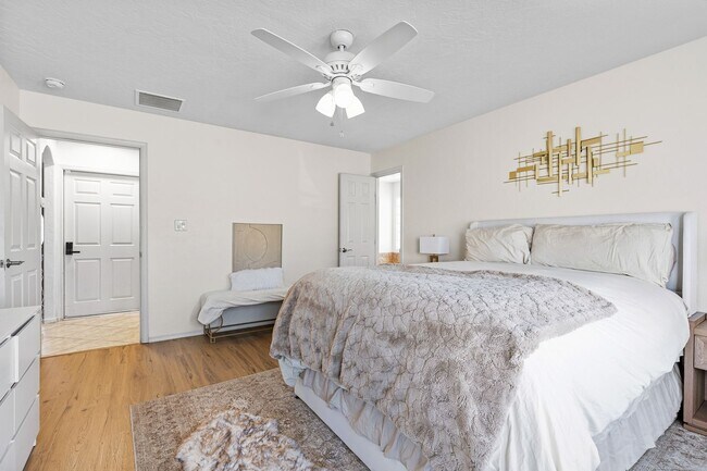 Building Photo - Conveniently located 3 Bedroom with 2 Car Garage