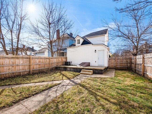 Building Photo - 522 Kelton Ave