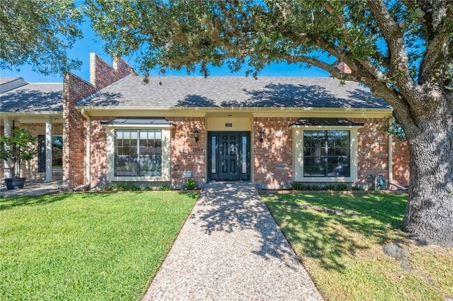 Primary Photo - 1205 Brook Hollow Dr
