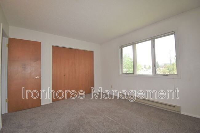 Building Photo - 811 W Villard St