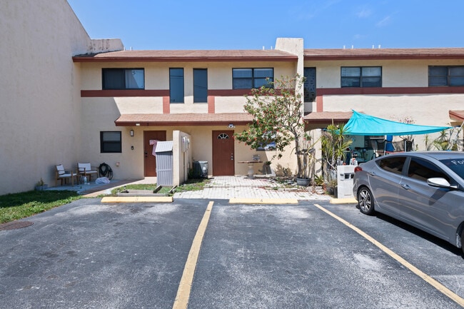 Building Photo - 3281 E Golf Blvd