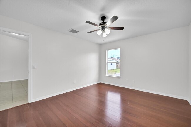 Building Photo - 726 SW Bond Rd