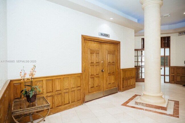 Building Photo - 3725 S Ocean Dr