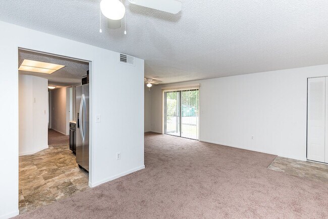 Building Photo - IDEAL CENTRAL LOCATION IN PORT CHARLOTTE