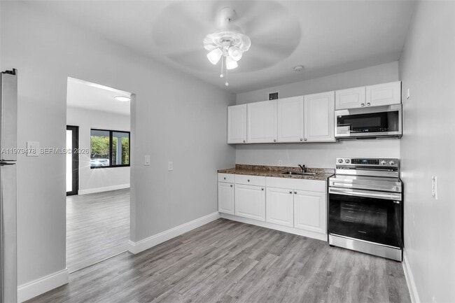 Building Photo - 130 SW 31st Ct