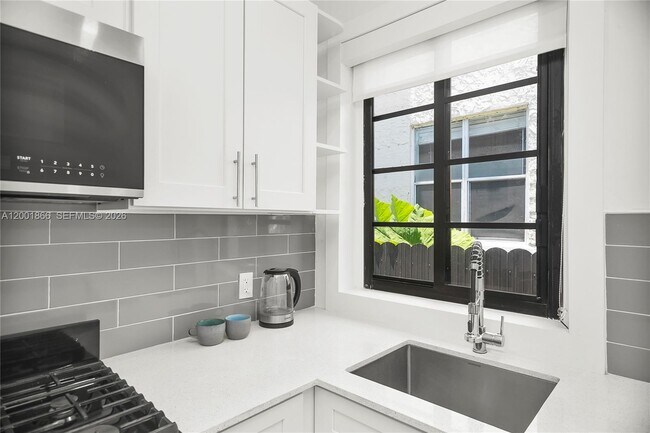 Building Photo - 733 Michigan Ave