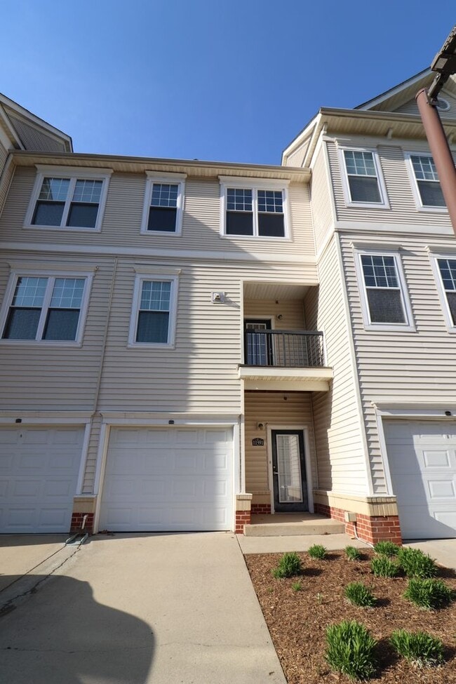 Building Photo - Rare 2BR 2BA 2 Level Condo With Garage