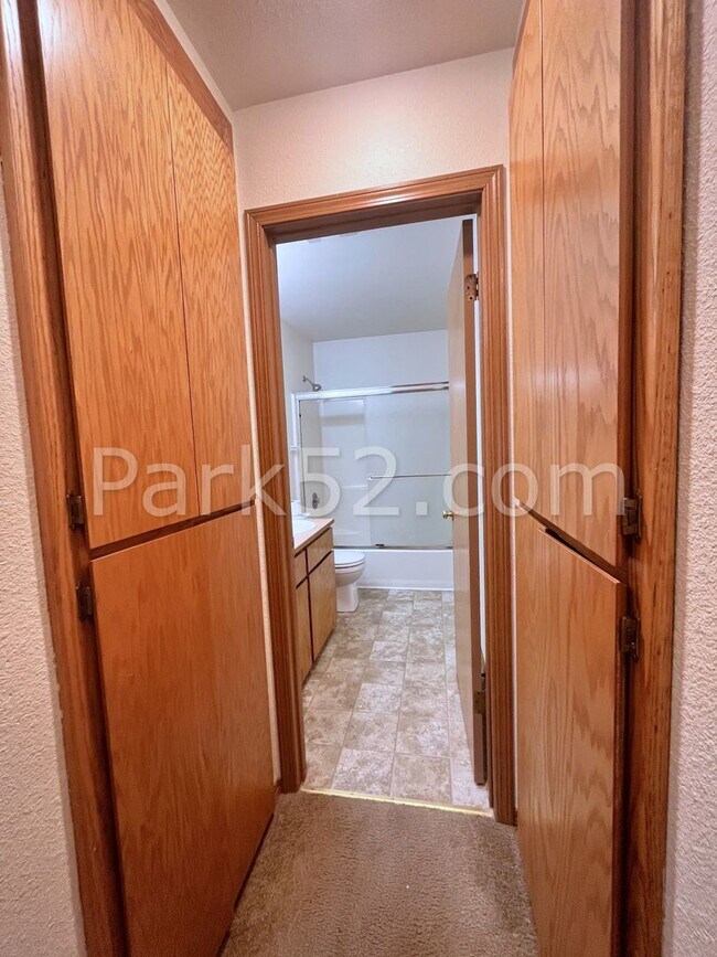 Building Photo - 2 Bedroom 1 Bathroom Tacoma Duplex