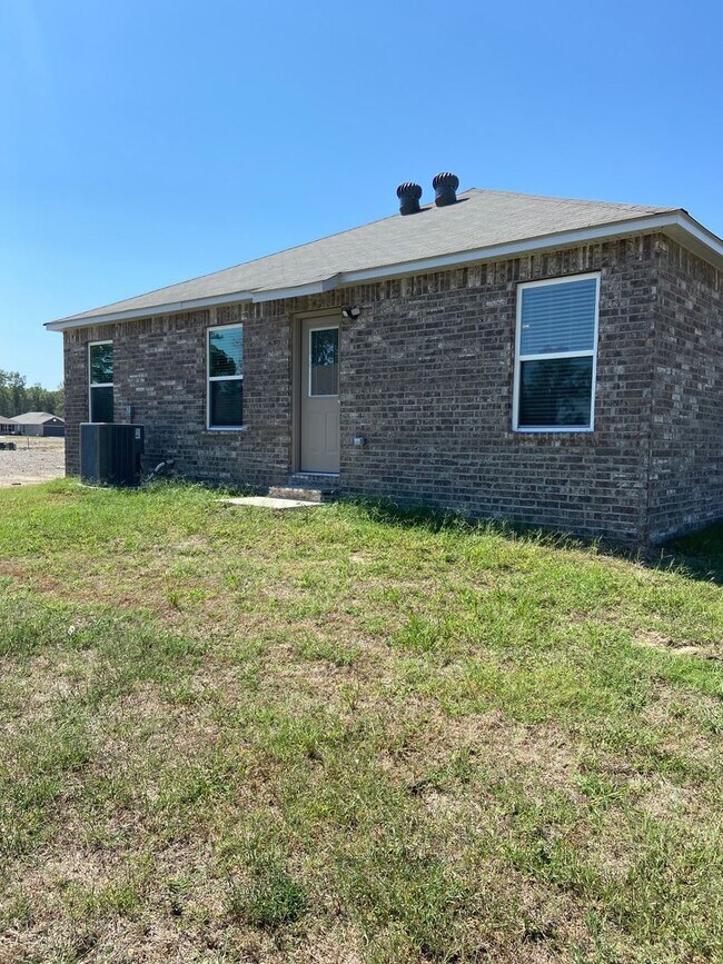Building Photo - *Pre-leasing* Four Bedroom | Two Bathroom ...