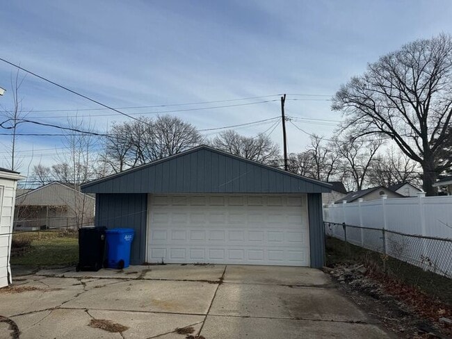 Building Photo - Huge Colonial with Updates!