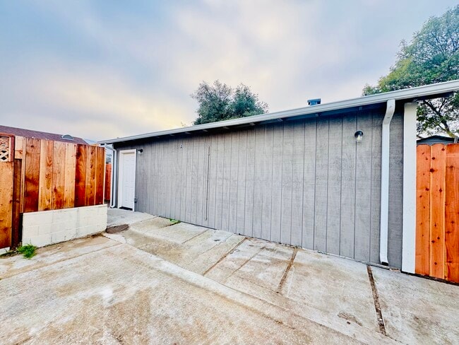 Building Photo - Phillips Lane