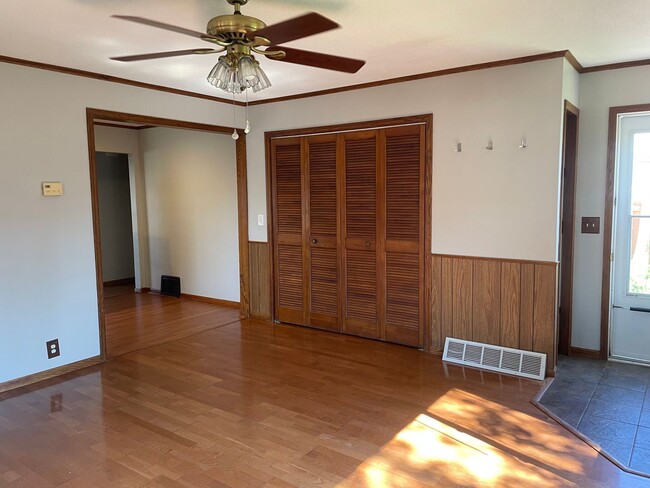 Building Photo - Charming Bungalow Available - Walk To Sout...