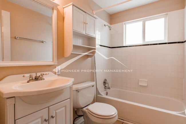 Building Photo - 1/2 Duplex with Central AC and Fenced Yard