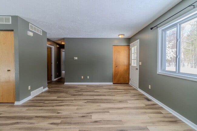 Building Photo - Woodsy Retreat in Lake Ann