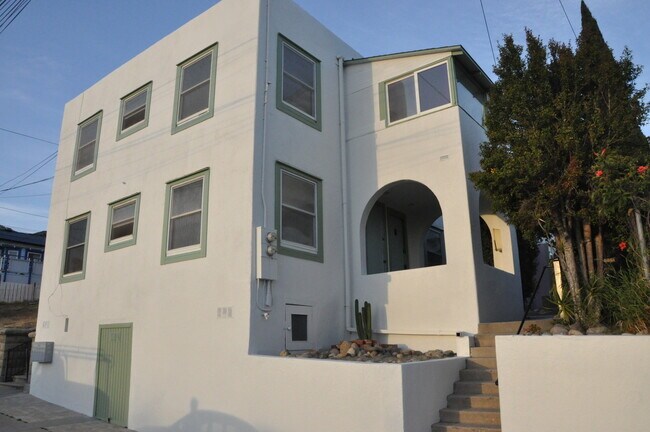 Primary Photo - 2119-2123 Albatross St