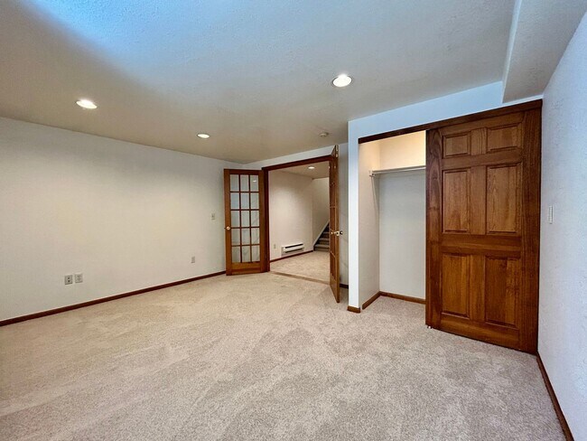 Building Photo - Beautiful & Bright Corner Condo in North Boulder