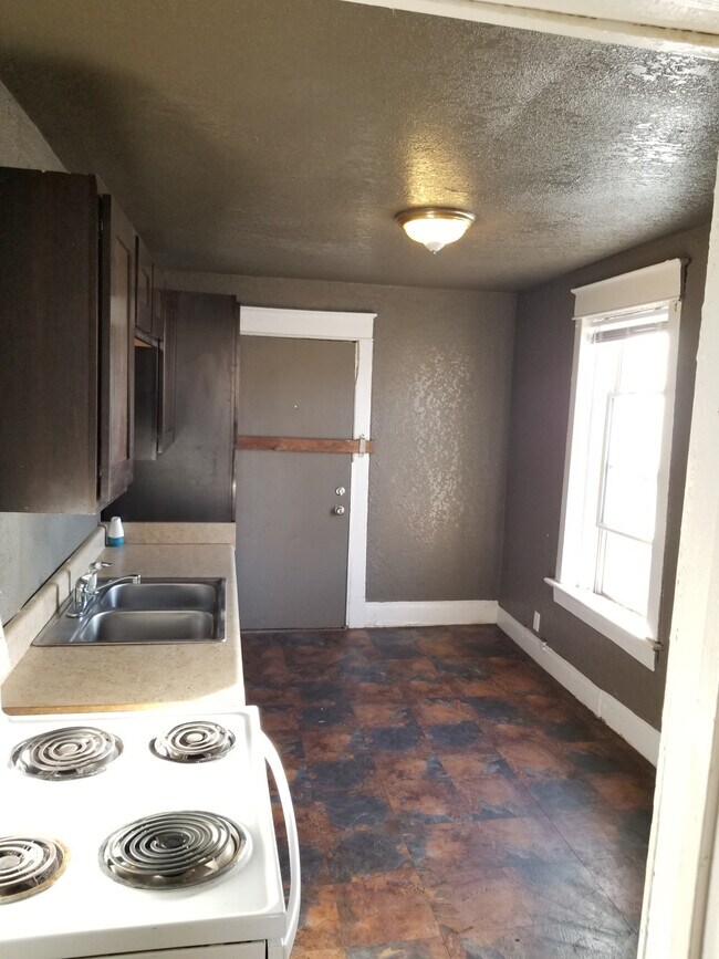 Building Photo - 41st and Troost 2W