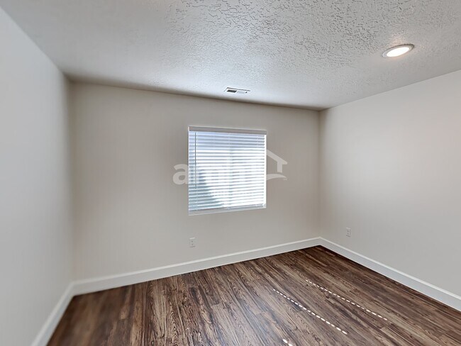 Building Photo - 1219 N Golden Spoke Dr