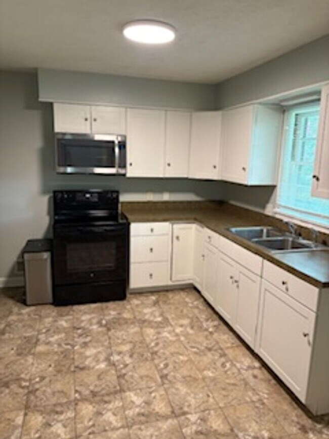 Building Photo - 2 Bedroom 1 Bathroom Home Available Soon